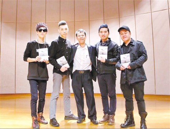 張啟雄與自己打造的桃花樂隊成員合影。