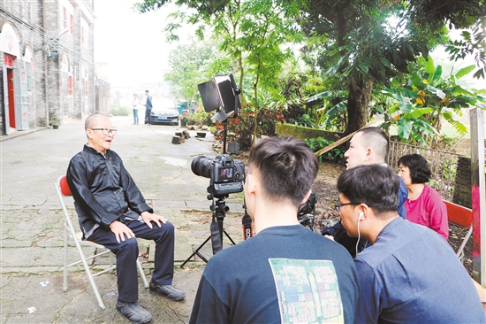 昨日，央視中文國(guó)際頻道《國(guó)家記憶》欄目攝制組到我市開(kāi)啟《美國(guó)筑路華工》專(zhuān)題片的拍攝，以紀(jì)念華工在美國(guó)太平洋鐵路修建過(guò)程中作出的巨大貢獻(xiàn)。圖為攝制組采訪陳宜禧的孫子陳永常。諶磊
