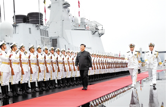 4月23日，在中國(guó)人民解放軍海軍70華誕之際，中共中央總書(shū)記、國(guó)家主席、中央軍委主席習(xí)近平出席在青島舉行的慶祝人民海軍成立70周年海上閱兵活動(dòng)。圖為習(xí)近平檢閱海軍儀仗隊(duì)。新華社