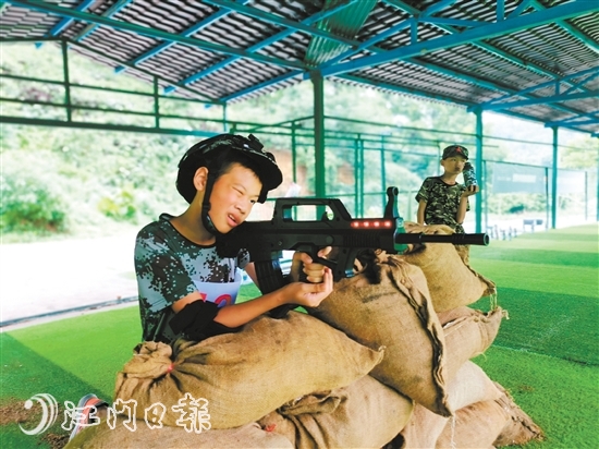 步槍精度射擊訓(xùn)練。