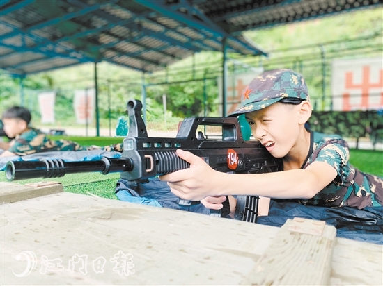 小營員們進(jìn)行臥姿射擊訓(xùn)練。