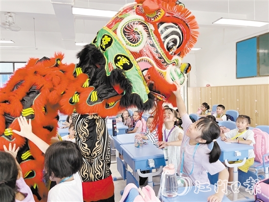 鶴山一中附小邀請(qǐng)醒獅隊(duì)到課室送祝福，學(xué)生與醒獅進(jìn)行互動(dòng)。陳佩筠