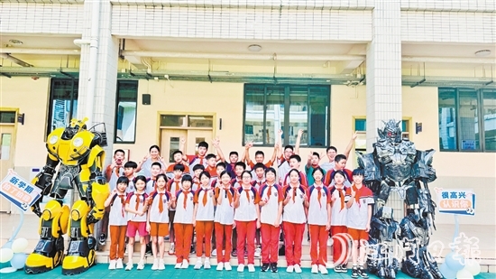 臺(tái)山碧桂園學(xué)校老師化身變形金剛迎接學(xué)生到校。