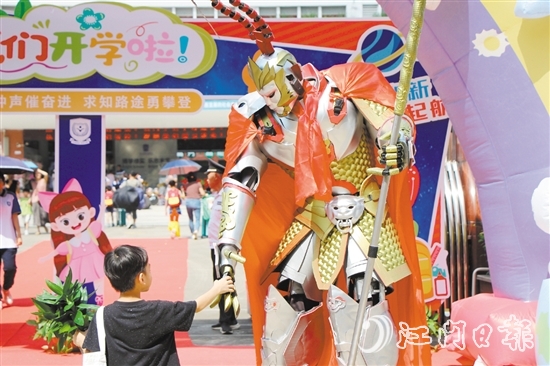鶴山碧桂園學(xué)校老師扮演孫悟空迎接學(xué)生到校。