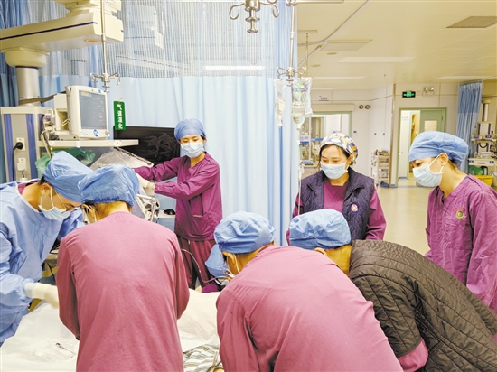 醫(yī)護(hù)人員圍著熱射病患者搶救。