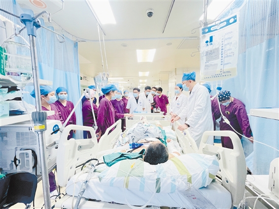 專家教授查房。