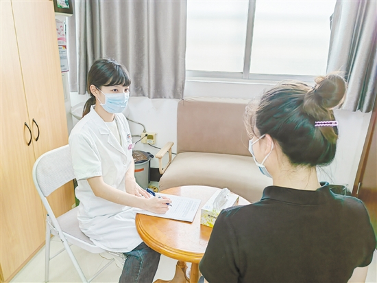 心理治療師為青少年進行心理治療。