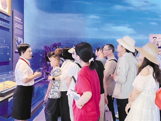 暑假期間，中國(guó)僑都華僑華人博物館吸引眾多游客游覽。