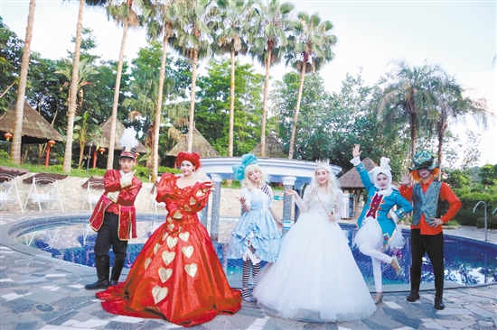 暑假期間，不少溫泉景區(qū)推出劇場(chǎng)表演，吸引廣大游客。