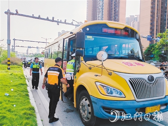江門市輕騎兵交通志愿服務(wù)隊(duì)志愿者和交警走上校車開展交通安全宣傳。
