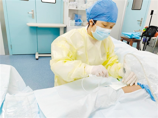 為患者進行超聲引導下PICC置管術。