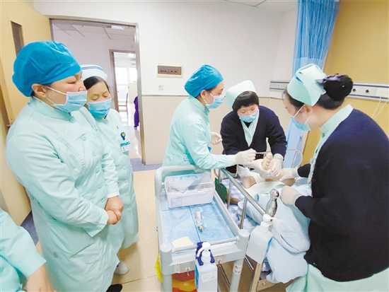 進行糖尿病足換藥護理。