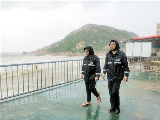 風急浪高，北陡鎮(zhèn)工作人員加強對野灘的巡查力度。趙可義