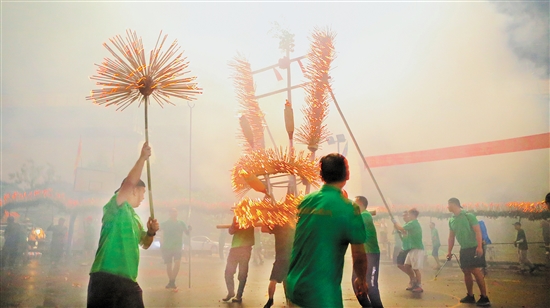 伴隨著鑼鼓聲，北坎村點燃香枝的火龍正在追逐“龍珠”。