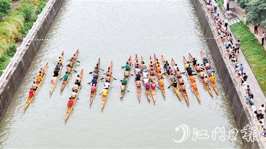 中秋假期，外海街道開展五人艇爭霸賽訓(xùn)練賽，吸引群眾駐足觀賽。劉瓊