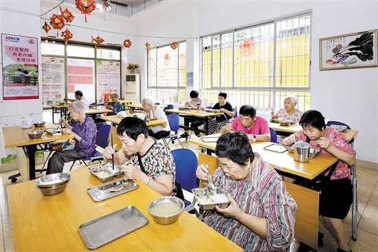 北門社區(qū)長者食堂是新會(huì)區(qū)首家投入運(yùn)營的長者食堂，由維達(dá)慈善基金會(huì)資助。目前，會(huì)城街道共有3家社區(qū)長者食堂，解決了100多名長者每天的膳食問題。