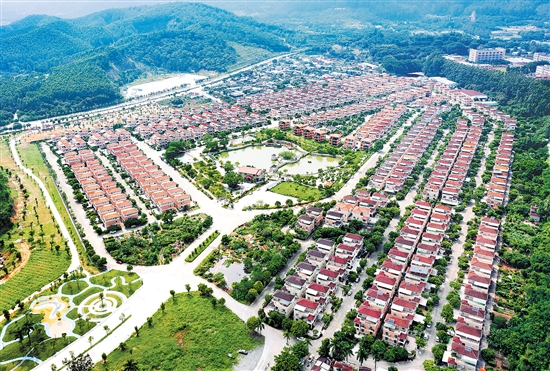 2023年，會(huì)城街道奇榜村集體收入突破6000萬元。圖為奇榜新村按園林小區(qū)模式整體規(guī)劃、統(tǒng)一標(biāo)準(zhǔn)建設(shè)的401幢農(nóng)民別墅。