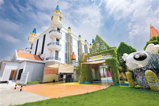 雙水鎮(zhèn)巴貝高親子樂園由江門市巴貝高農(nóng)業(yè)有限公司投資1.2億元盤活雙水龍脊村土地打造的農(nóng)旅綜合體（雙水迪士尼），它將親子娛樂、住宿、培訓(xùn)與創(chuàng)意農(nóng)業(yè)、農(nóng)事體驗(yàn)、田園社區(qū)有機(jī)結(jié)合,