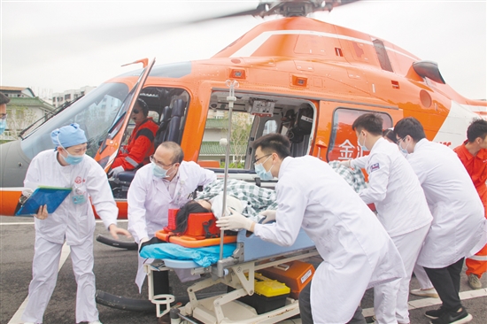 2017年，全市首例“空中120”急救病人成功轉(zhuǎn)運。