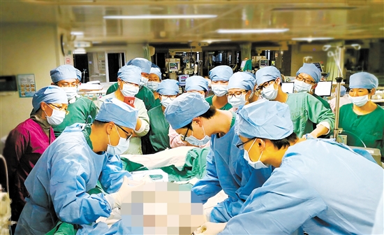 江門市首例應(yīng)用VV-ECMO救治重癥肺炎患者。