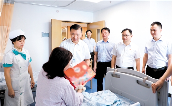 江門市人民醫(yī)院領(lǐng)導(dǎo)探望患者。