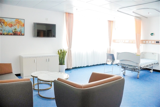 新建的外科樓病房環(huán)境十分溫馨。