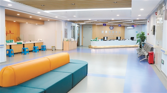 江門市第二人民醫(yī)院寬敞明亮、布局清晰的健康管理中心。