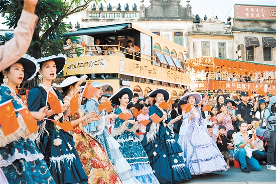 “萬千赤子歌祖國”等活動吸引了大家熱情參與，現(xiàn)場氛圍感拉滿。