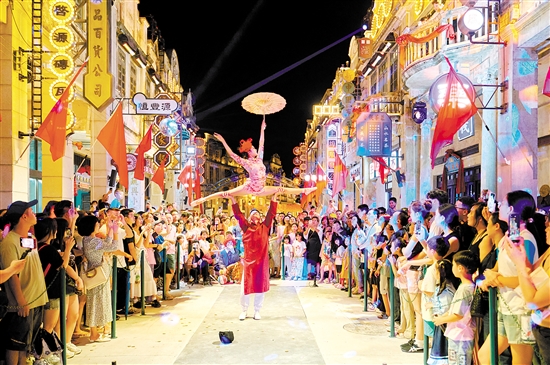 在赤坎華僑古鎮(zhèn)，精彩的節(jié)目讓游客流連忘返。