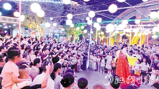 白水帶繽紛樂園內(nèi)，精彩節(jié)目層出不窮，吸引游客觀看。受訪者供圖