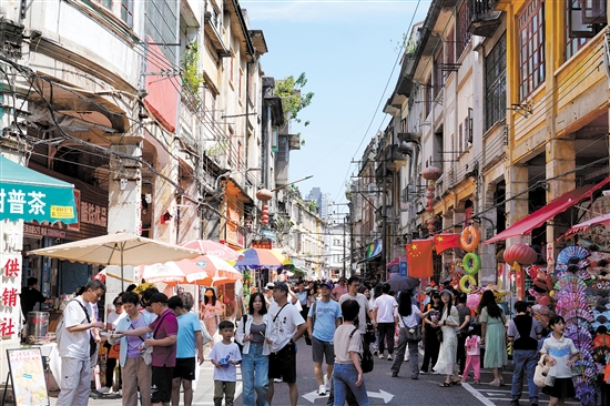 國慶假期，長堤歷史文化街區(qū)游人如織。