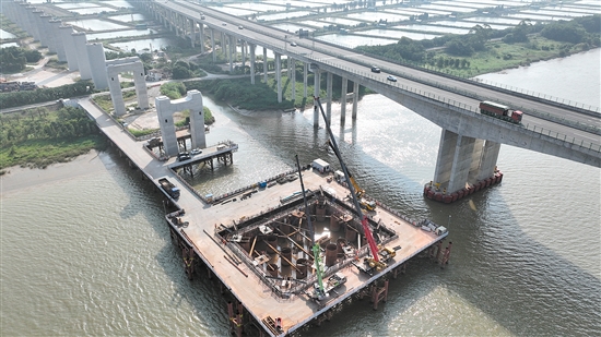 施工人員對深江鐵路跨虎跳門水道主橋17號主塔進行混凝土封底灌注。
