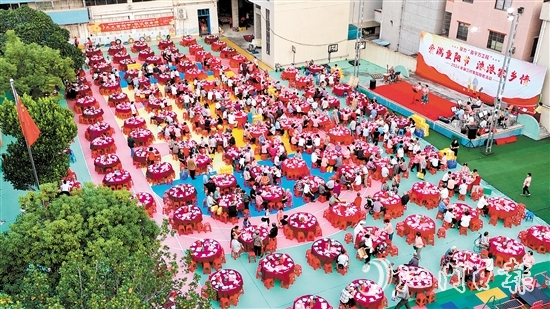 外海街道麻三村開展慈善敬老宴，現場十分熱鬧。