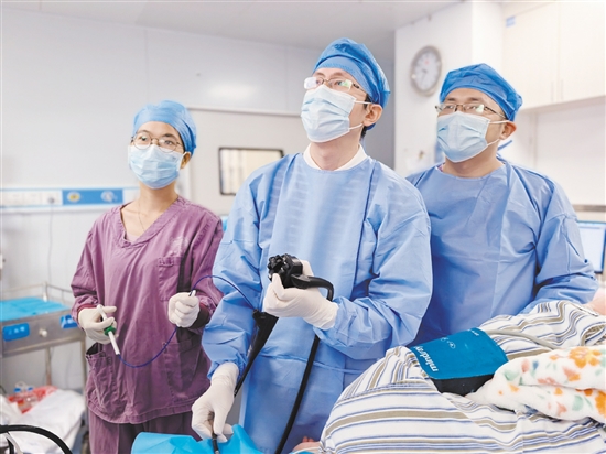 消化內(nèi)科團隊成功為患者微創(chuàng)切除胃底腫瘤。