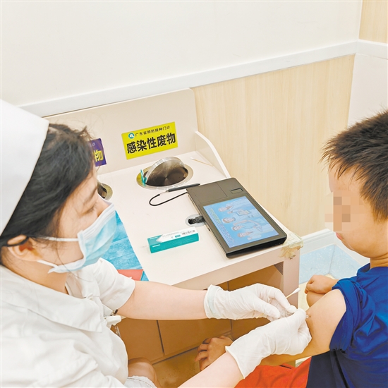 醫(yī)護(hù)人員為孩子接種流感疫苗。