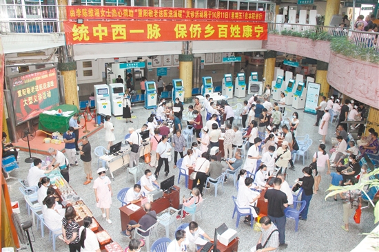 義診活動現(xiàn)場人頭攢動。