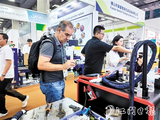 國(guó)外客商在安德激光展位參觀。