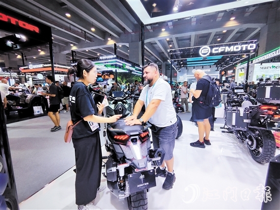 國(guó)外客商正在咨詢大冶摩托的新品。