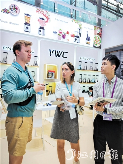 國(guó)外客商在裕威倡電器展位咨詢產(chǎn)品。