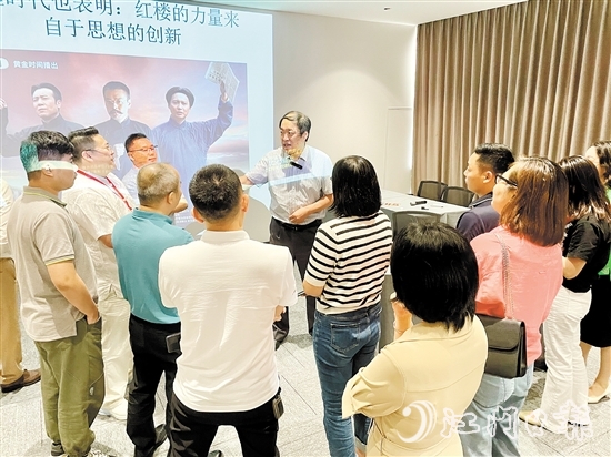 課間休息時(shí)間，學(xué)員們也抓緊時(shí)間向老師提問。