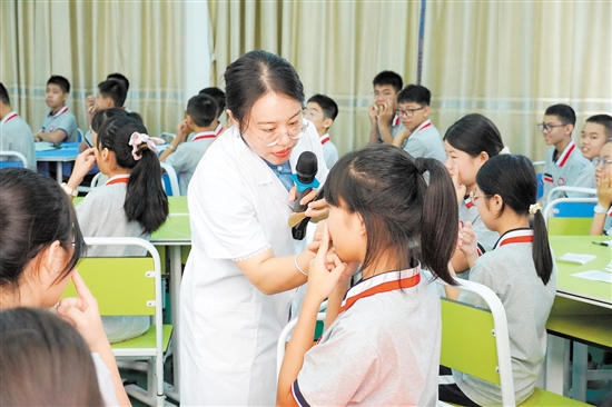 馬玉瑩教學(xué)生找穴位。