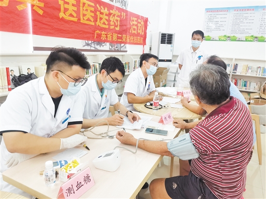 醫(yī)護(hù)人員耐心為優(yōu)撫對象檢查身體。