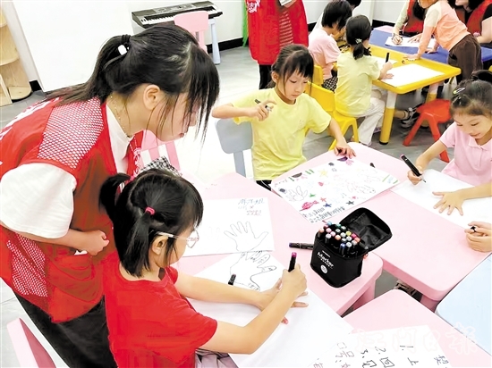 愛心助教鼓勵小朋友寫下對周末課堂的期許。