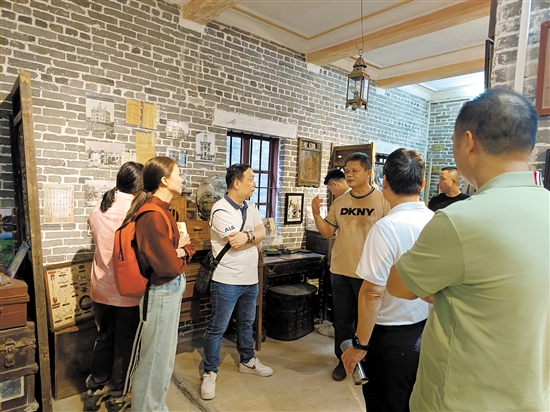 倉(cāng)東遺產(chǎn)教育基地成為人們了解僑鄉(xiāng)歷史文化的一個(gè)平臺(tái)，經(jīng)常有人來(lái)這里參觀學(xué)習(xí)。