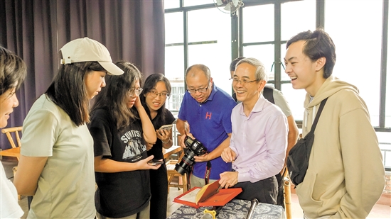 黃植良（穿白衣服者）在“倉(cāng)東Talk”活動(dòng)期間，和現(xiàn)場(chǎng)參與者互動(dòng)。