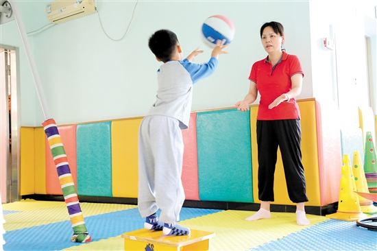 患兒在專業(yè)人士指導(dǎo)下進(jìn)行感統(tǒng)訓(xùn)練。