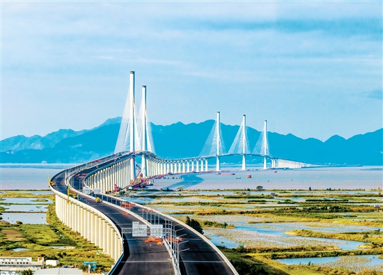 全線完成瀝青鋪裝的黃茅?？绾Ｍǖ缆访鎸崿F(xiàn)“白轉(zhuǎn)黑”。