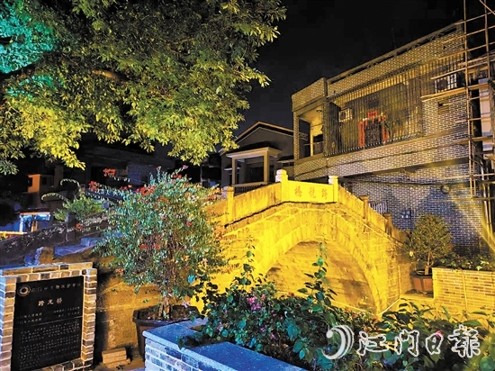 跨龍村歷史文化底蘊(yùn)深厚。圖為有著300余年歷史的跨龍橋“一河兩岸”景色。