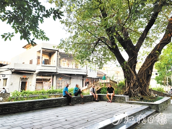 老人們?cè)诠砰艠?shù)下乘涼話(huà)家常。