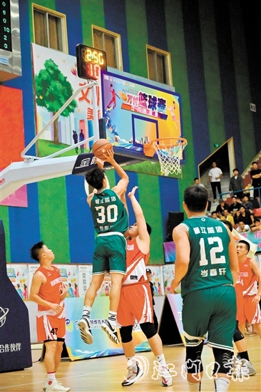 萬(wàn)村籃球賽江門市級(jí)賽決賽現(xiàn)場(chǎng)，橫江村隊(duì)隊(duì)員迎著防守跳投得分。